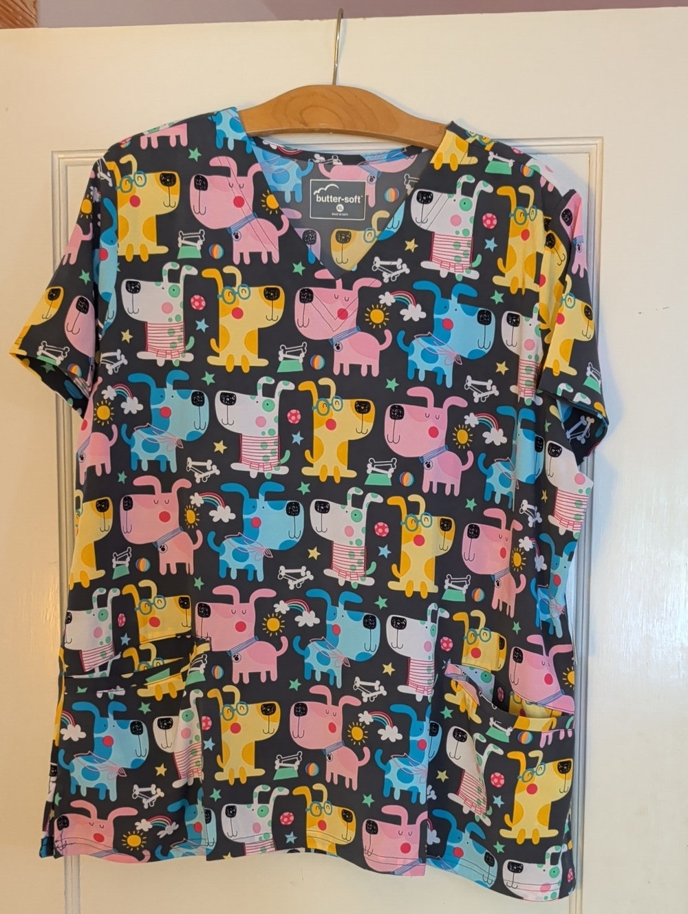 Butter-soft Scrub Short Sleeve Top in Dark Grey With Multicolor Dog Print, Sz XL